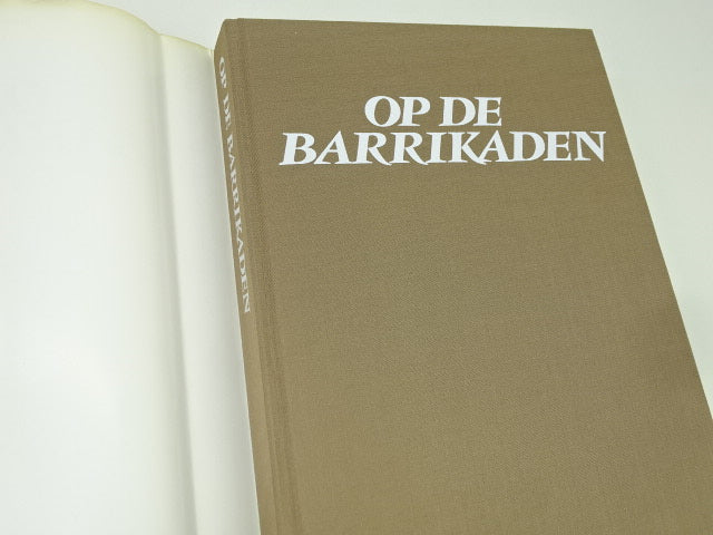 Boek, Gesigneerd, Op De Barrikaden: Toon Van Overstraeten, 1984