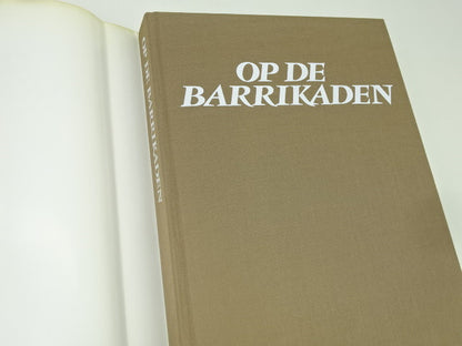 Boek, Gesigneerd, Op De Barrikaden: Toon Van Overstraeten, 1984