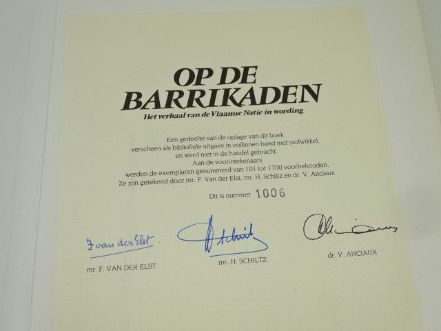 Boek, Gesigneerd, Op De Barrikaden: Toon Van Overstraeten, 1984