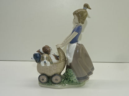 Beeld, Jong Meisje Met Wieg: Litter Of Fun, Lladro