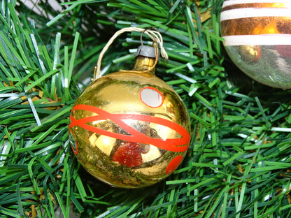 Kerstbal: 3 Oude Kerstballen: Zilver, Rood, Goud