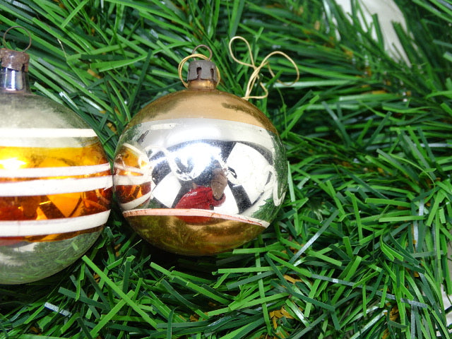 Kerstbal: 3 Oude Kerstballen: Zilver, Rood, Goud