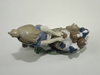 Beeld, Jong Meisje Met Wieg: Litter Of Fun, Lladro