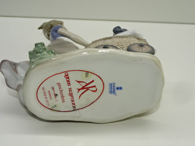 Beeld, Jong Meisje Met Wieg: Litter Of Fun, Lladro