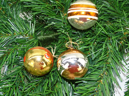 Kerstbal: 3 Oude Kerstballen: Zilver, Rood, Goud