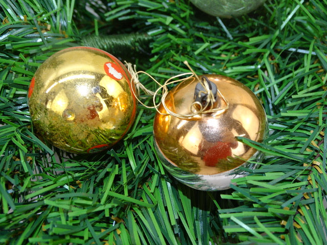 Kerstbal: 3 Oude Kerstballen: Zilver, Rood, Goud