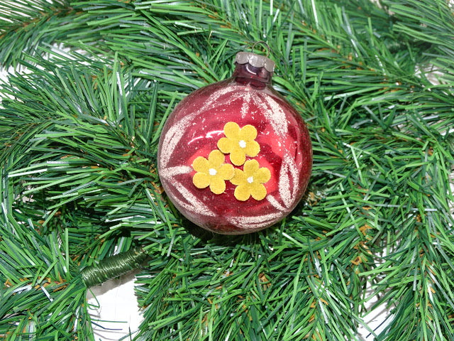 Kerstbal: Rood met Vilt Bloemen