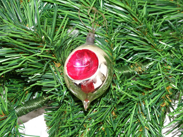 Vintage Glazen Kerstbal: Druppel Deukbal, Zilver en Rood