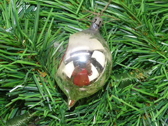 Vintage Glazen Kerstbal: Druppel Deukbal, Zilver en Rood