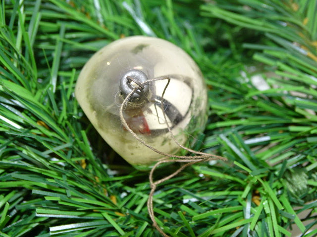 Vintage Glazen Kerstbal: Druppel Deukbal, Zilver en Rood