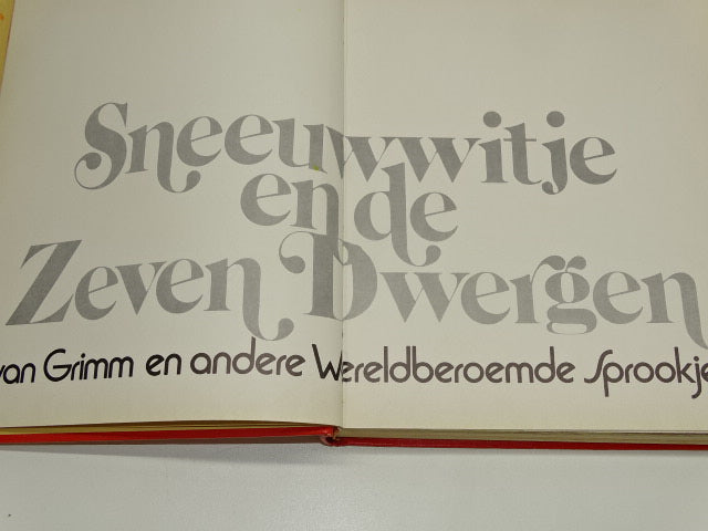 Boek: Sneeuwwitje En De Zeven Dwergen + Andere Grimm Sprookjes, 1976