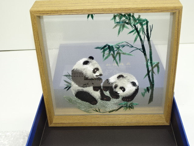 Chinees Borduurwerk, Gekaderd: Twee Panda's