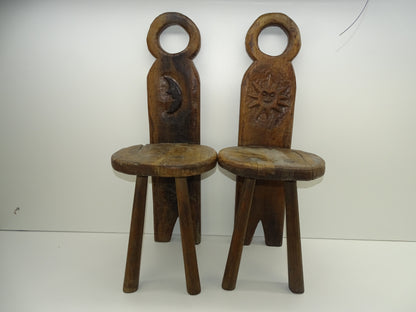 2 Stoelen: Handgesneden, Vol Hout