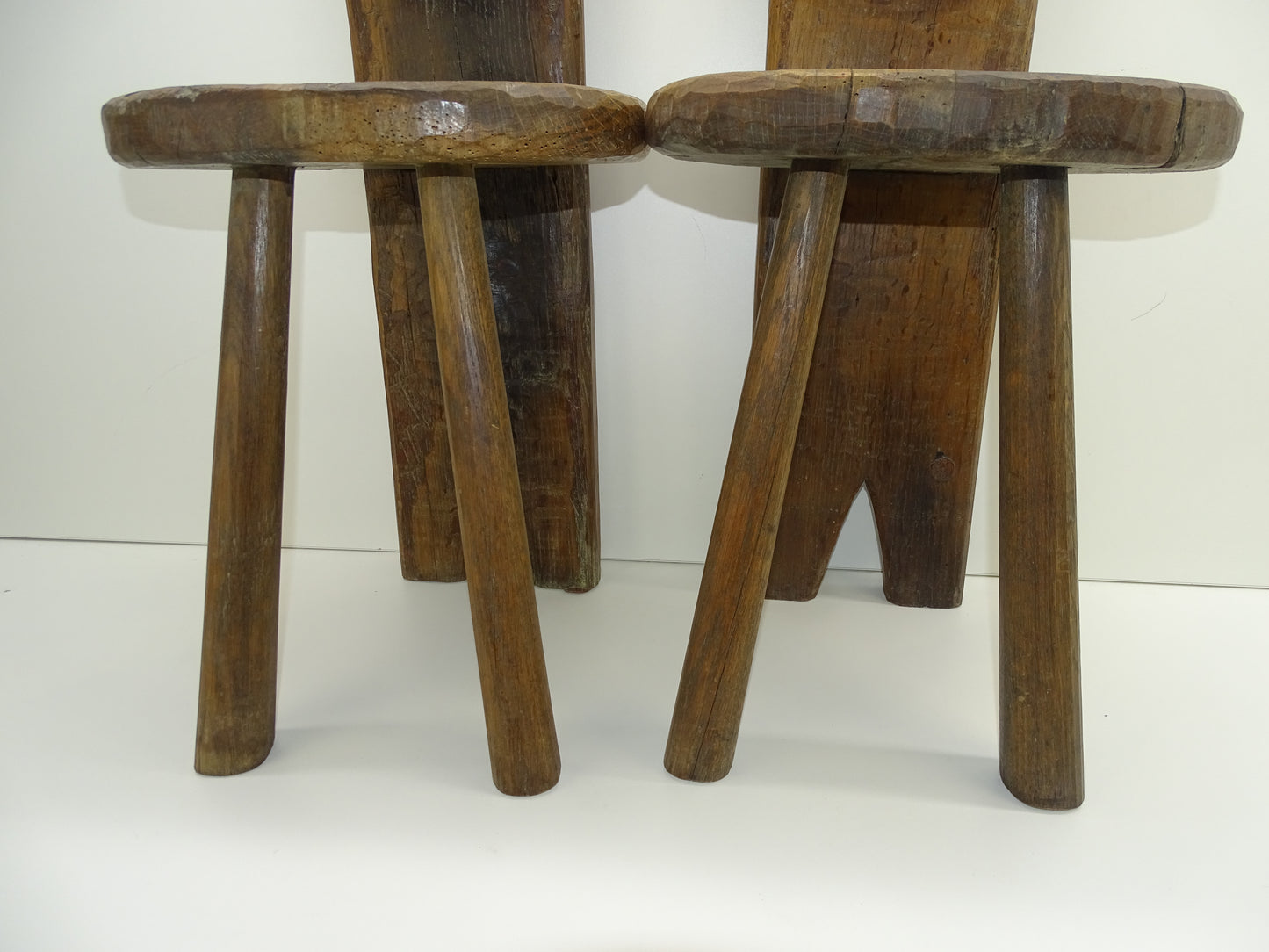 2 Stoelen: Handgesneden, Vol Hout