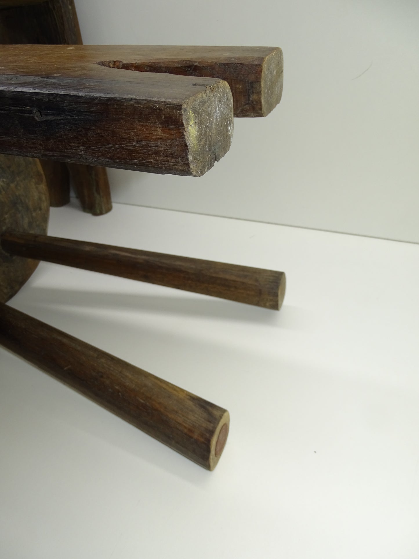 2 Stoelen: Handgesneden, Vol Hout