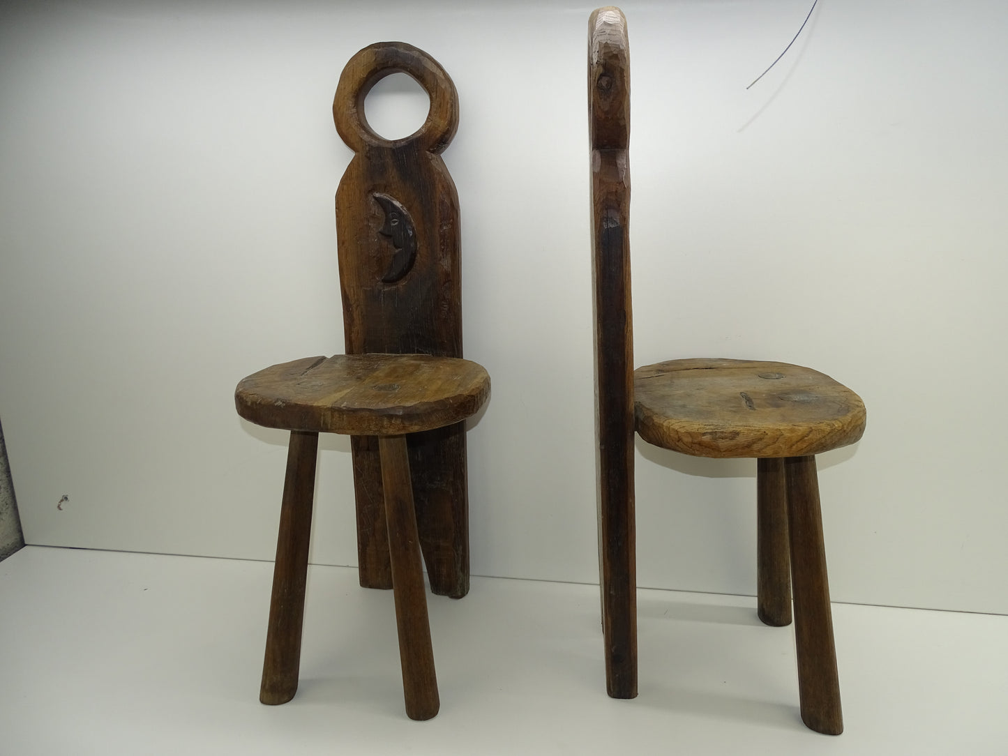 2 Stoelen: Handgesneden, Vol Hout