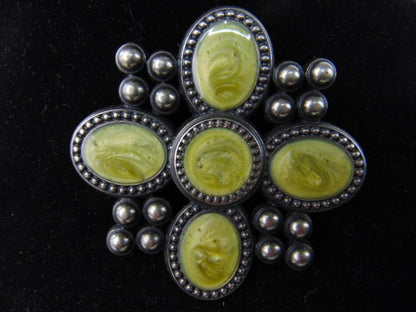 Broche: J, Groene Cabochons