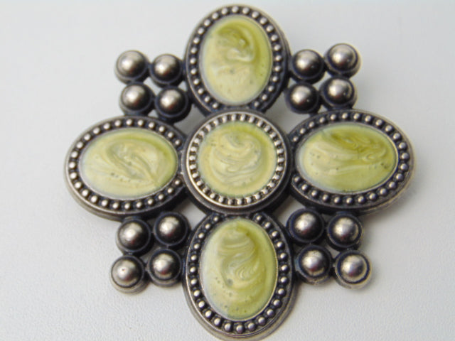 Broche: J, Groene Cabochons