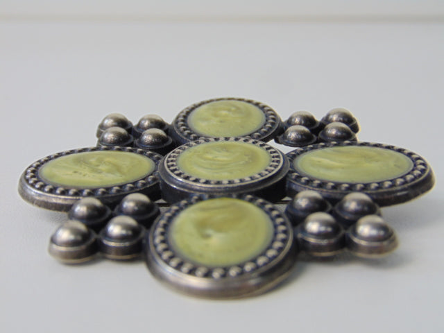 Broche: J, Groene Cabochons