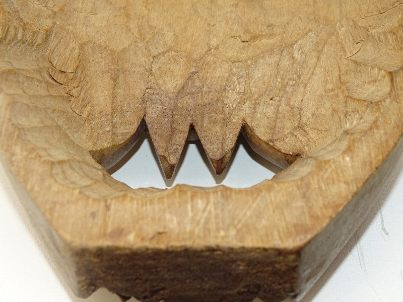 Houten Masker, Tanden