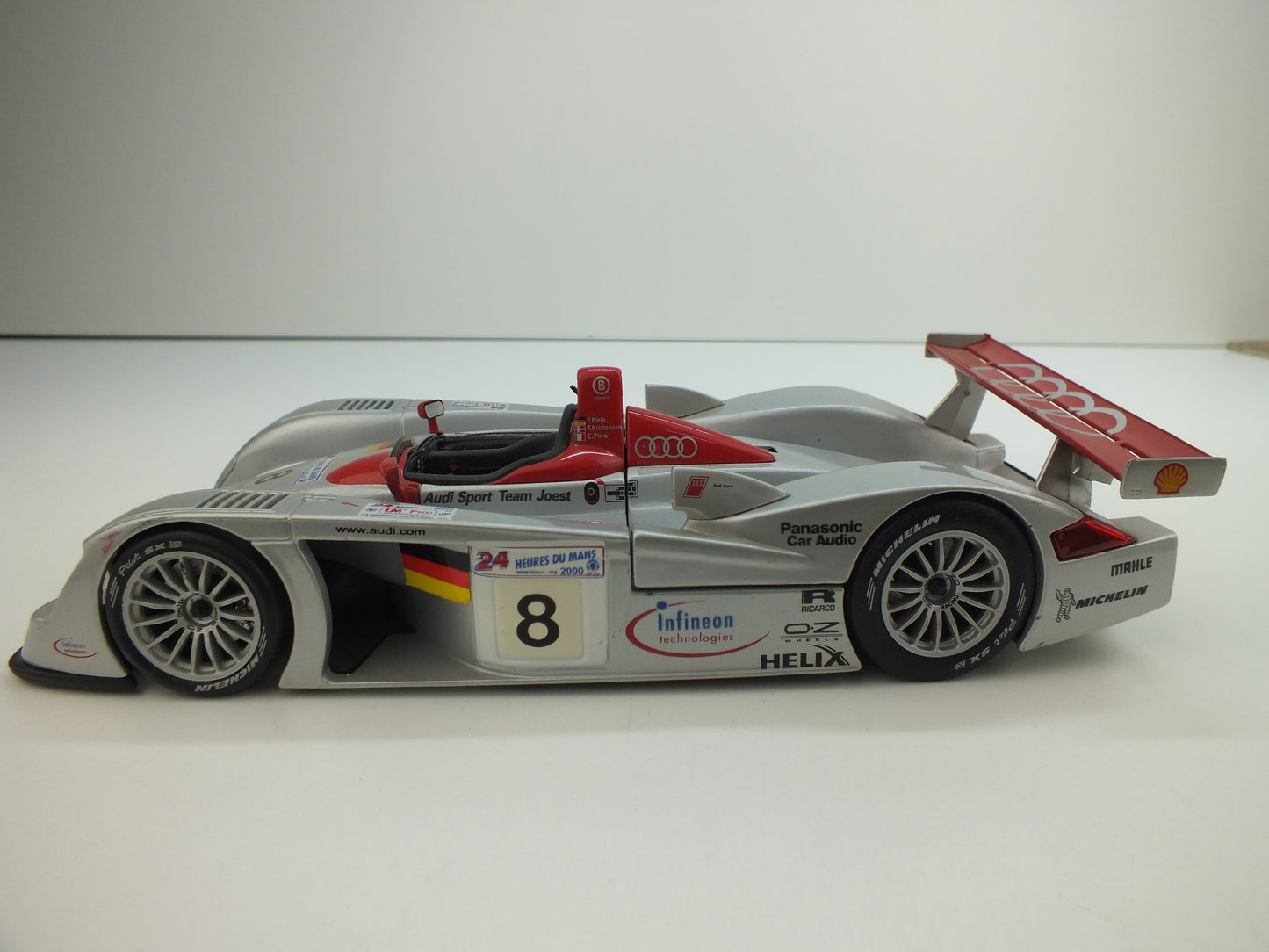 Schaalmodel: Audi R8, Le Mons - Sieger 2000, Maisto 1/18