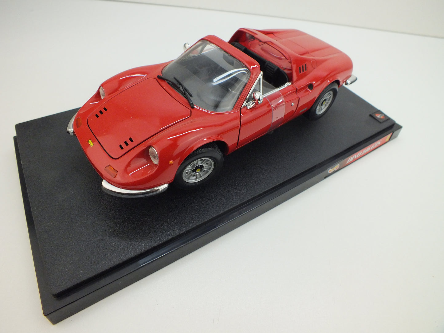 Schaalmodel: Ferrari Dino 246 GTS, Mattel 2000