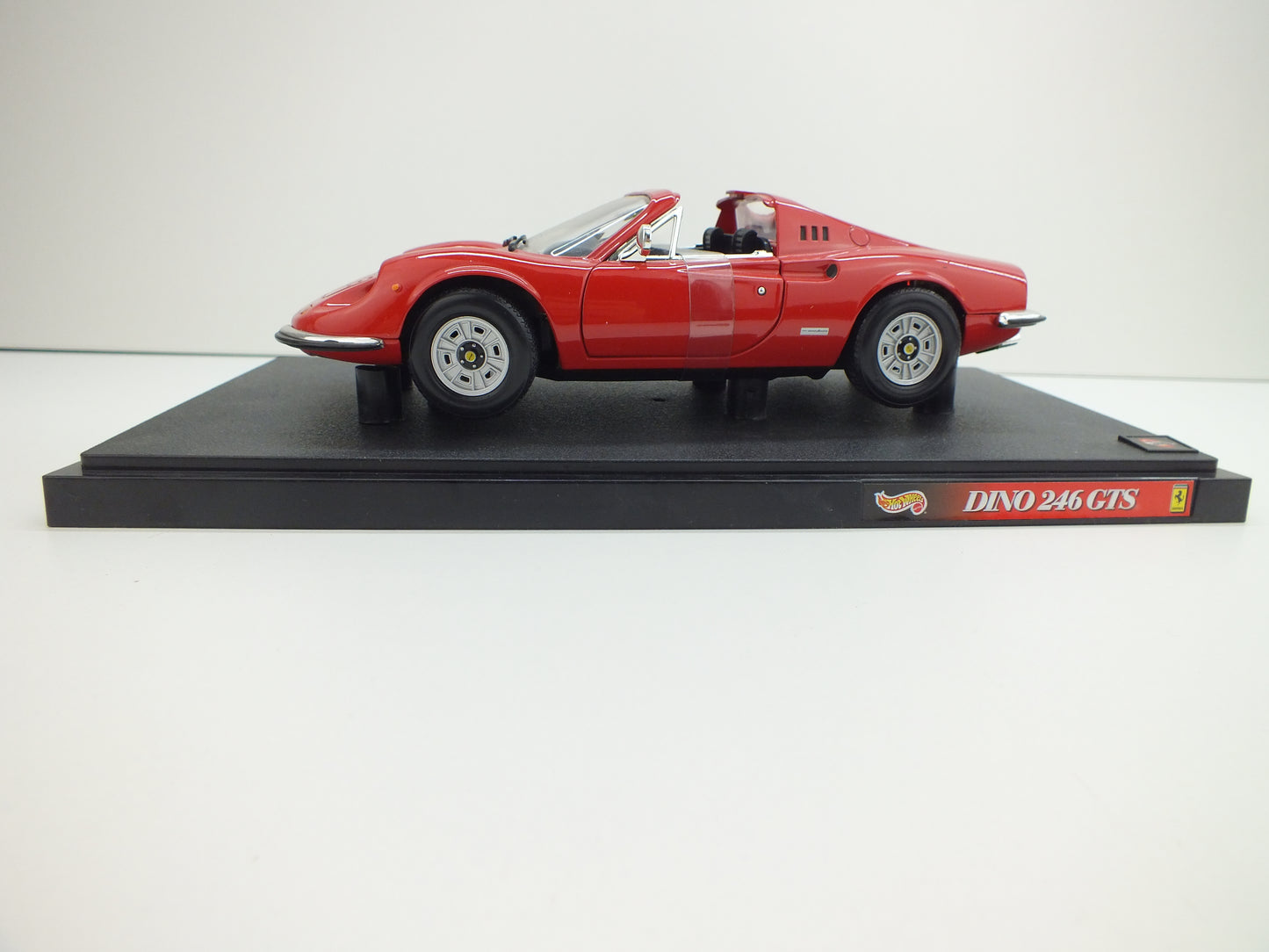 Schaalmodel: Ferrari Dino 246 GTS, Mattel 2000