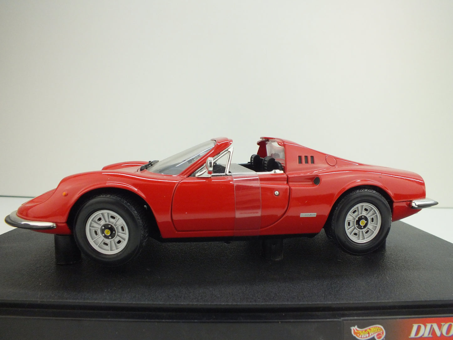 Schaalmodel: Ferrari Dino 246 GTS, Mattel 2000