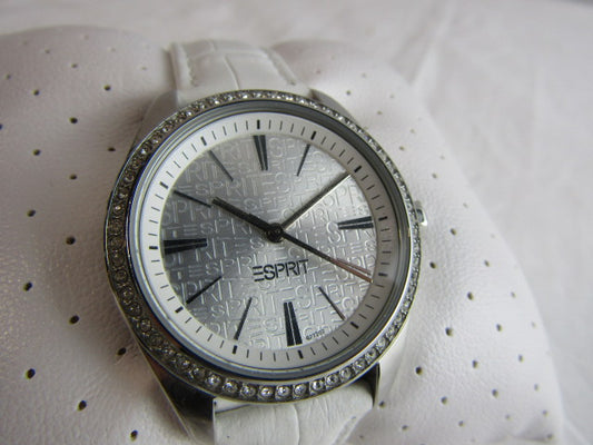 Horloge: Esprit, Mila White